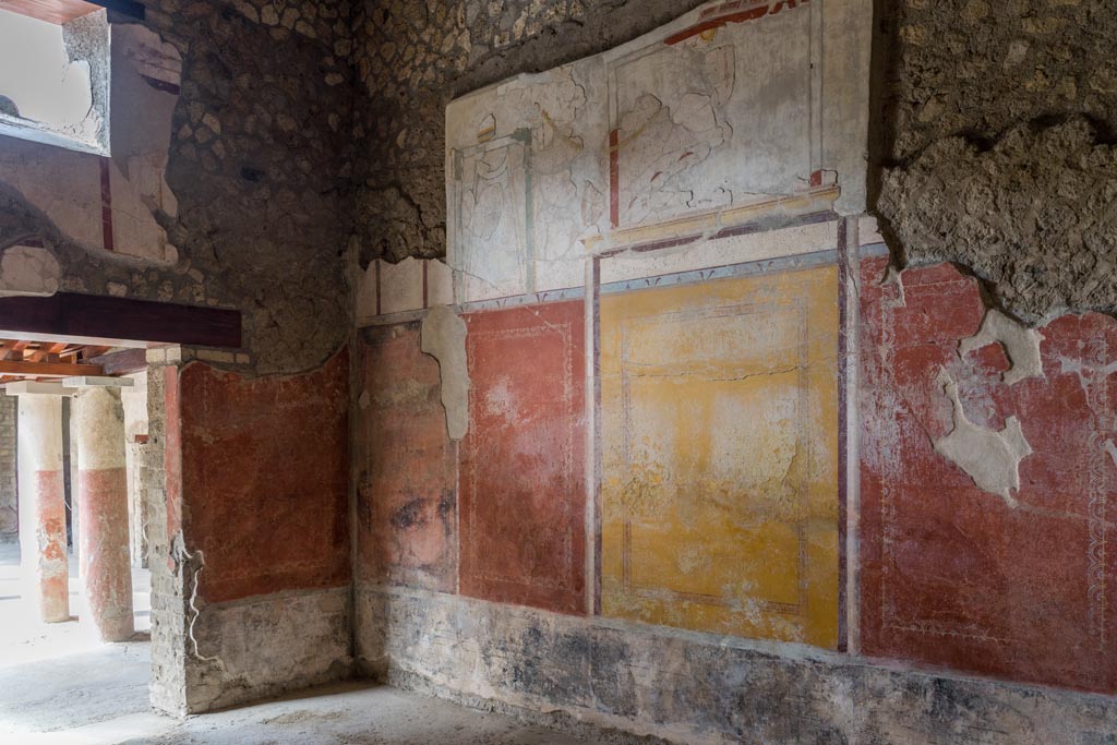 Villa Regina, Boscoreale. October 2021.
Triclinium IV, looking towards south-west corner and west wall. Photo courtesy of Johannes Eber.