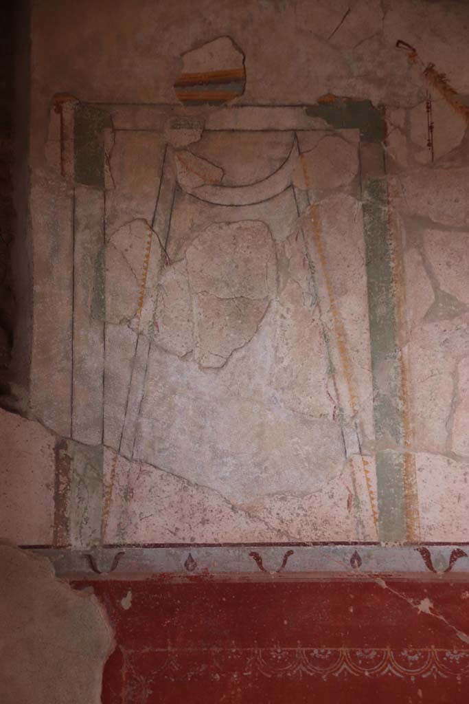 Villa Regina, Boscoreale. September 2021.
Triclinium IV, detail of painted decoration on upper west wall. Photo courtesy of Klaus Heese.