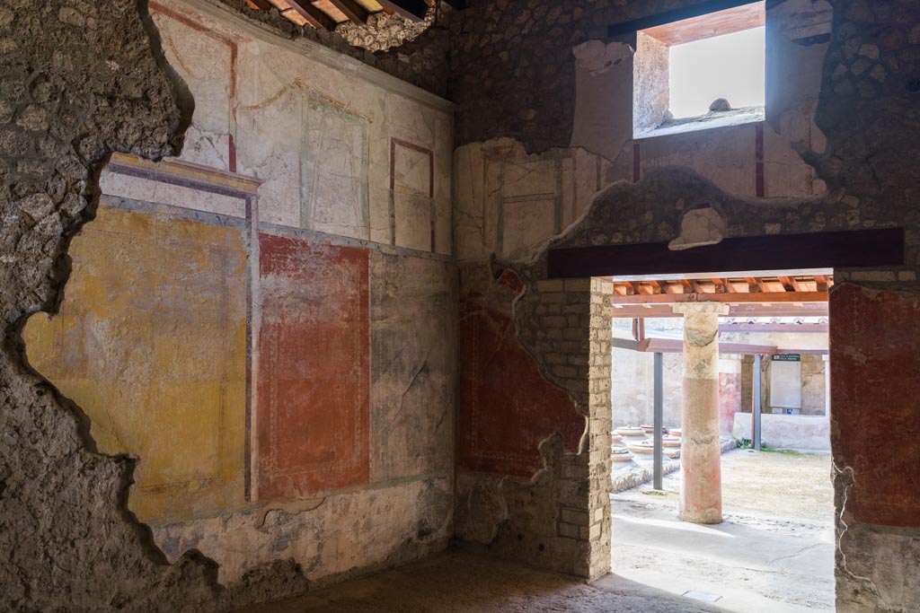Villa Regina, Boscoreale. October 2021.
Triclinium IV, looking towards east wall, south-east corner and south wall with doorway to portico VII.
Photo courtesy of Johannes Eber.