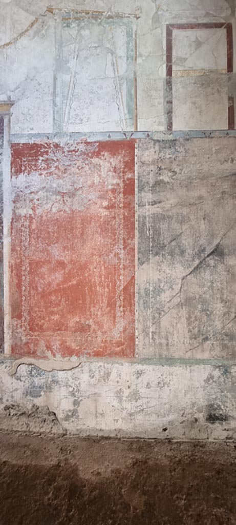 Villa Regina, Boscoreale. December 2023.
Room IV, detail from east wall in south-east corner.
Photo courtesy of Miriam Colomer.