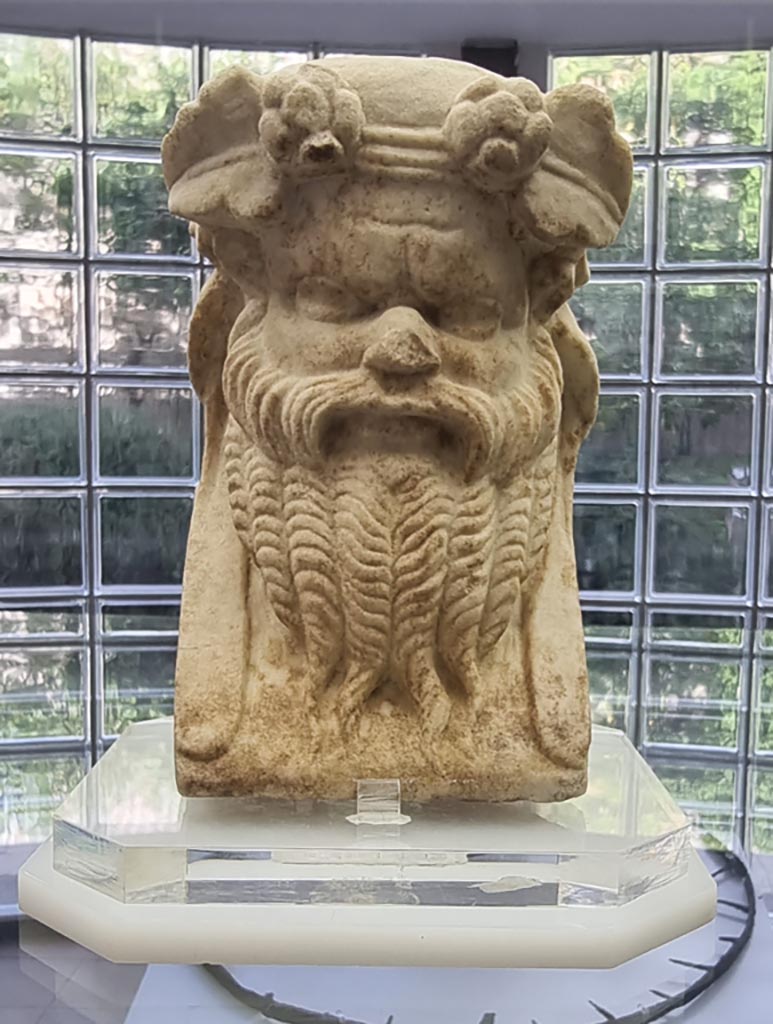 Finds from Villa Regina Boscoreale. December 2023.
Small marble herm of Dionysus from peristyle P, found in niche L. Photo courtesy of Miriam Colomer.
