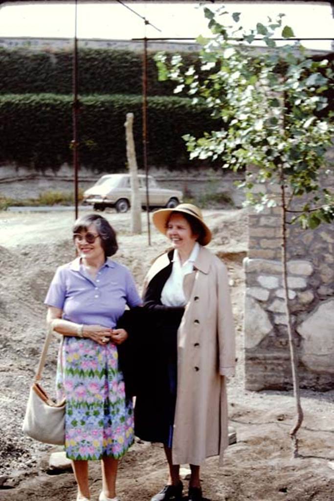 Villa Regina, Boscoreale. 1983. Wilhelmina and associate at south-east corner of Villa Regina.
Source: The Wilhelmina and Stanley A. Jashemski archive in the University of Maryland Library, Special Collections (See collection page) and made available under the Creative Commons Attribution-Non Commercial License v.4. See Licence and use details.
J80f0613