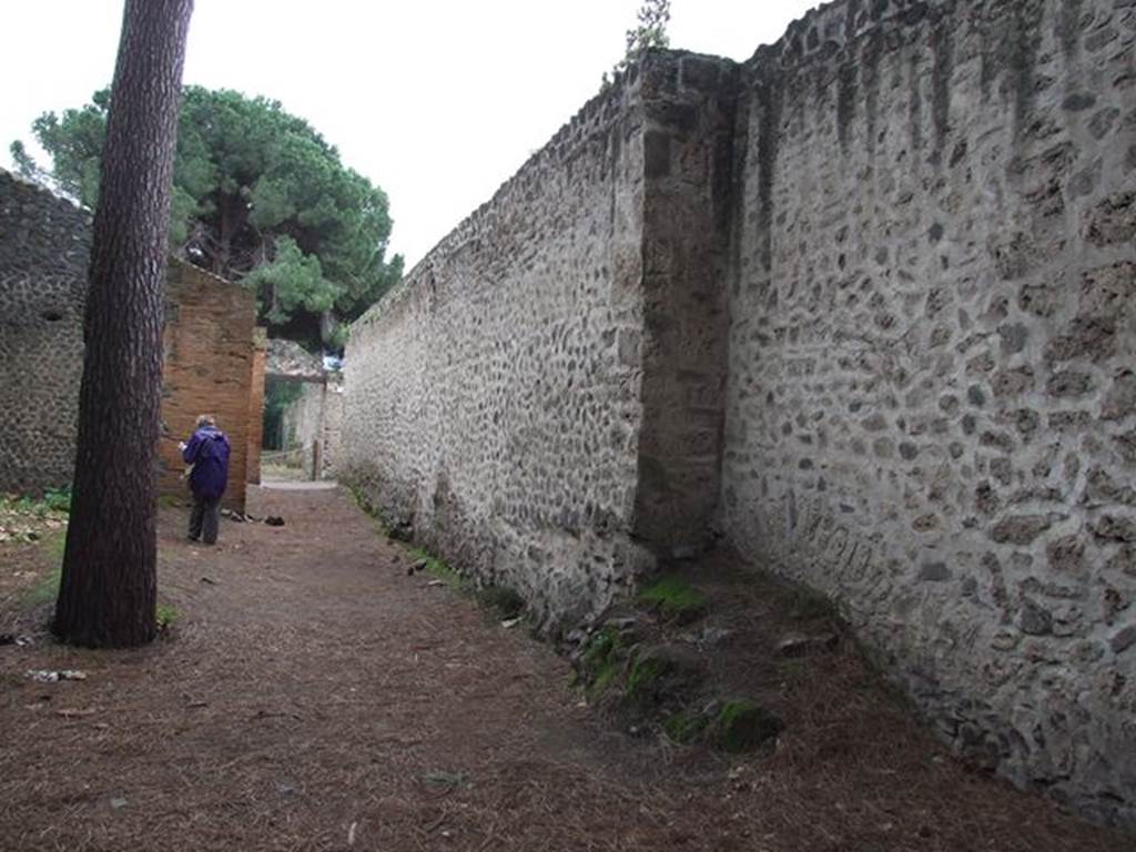 Unnamed vicolo between II.7 and II.9. Looking south to junction with Via della Palestra. December 2006.