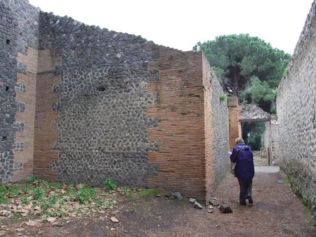 Unnamed vicolo between II.7 and II.9. Looking south to junction with Via della Palestra. December 2006.