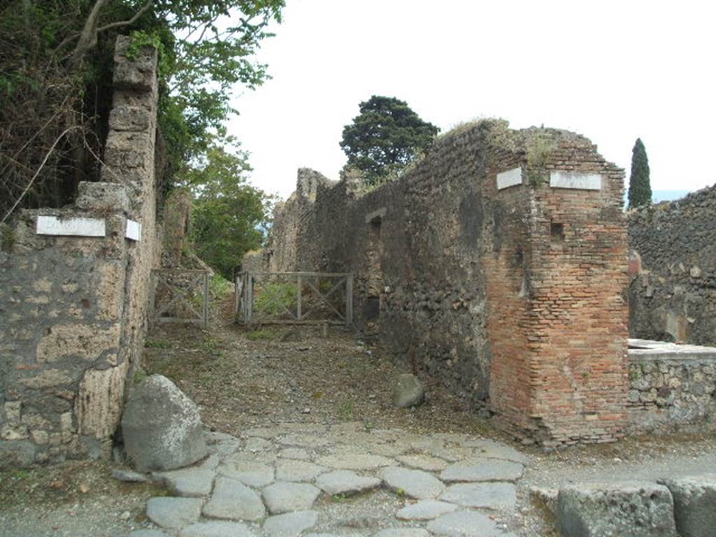 Unnamed vicolo between IX.10 and IX.9. Looking south from junction with Via di Nola. May 2005.