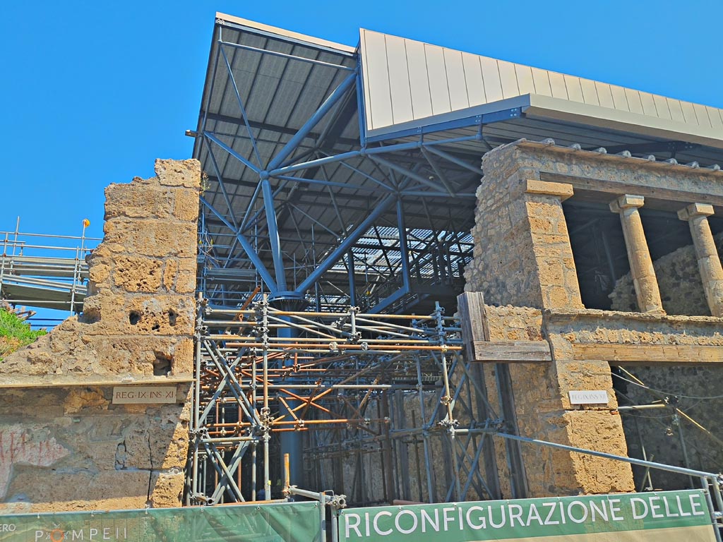 Via dell’ Abbondanza. November 2009. North side. Looking east towards unnamed vicolo (behind the gate). Photo courtesy of Rick Bauer.
