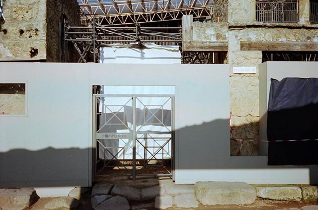 Unnamed vicolo between IX.11 and IX.12, behind the gates. January 2010. North side. Photo courtesy of Rick Bauer.