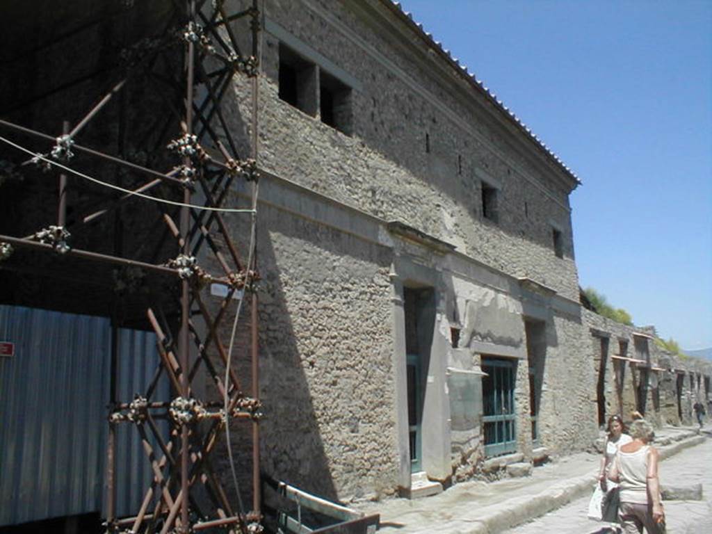 Unnamed vicolo between IX.12 and IX.13. December 2006. Looking south to junction from end of the excavated area.