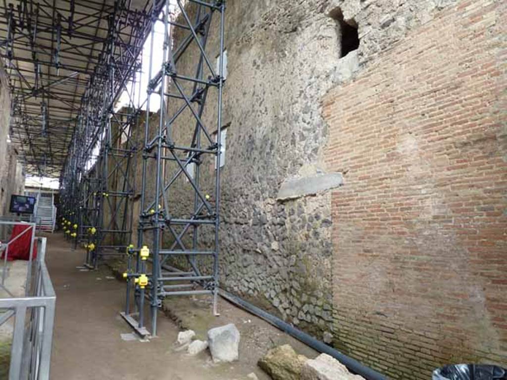 Unnamed Vicolo between IX.12 and IX.13. May 2010. West exterior wall of IX.13.
According to Giordano and Casale, found painted in red and faded, on 24th January 1972, along the external wall of the House of Julius Polybius at the beginning of the vicolo between IX.12 and IX.13, was the following painted inscription –
HABITVS HAC HODIE CVM YSSA SAL
See Atti della Accademia Pontaniana, vol. XXXIX, 1990 per articolo di Giordano, C & Casale, A: “Iscrizioni Pompeiane inedite scoperte tra gli anni 1954-1978” (p.284)
