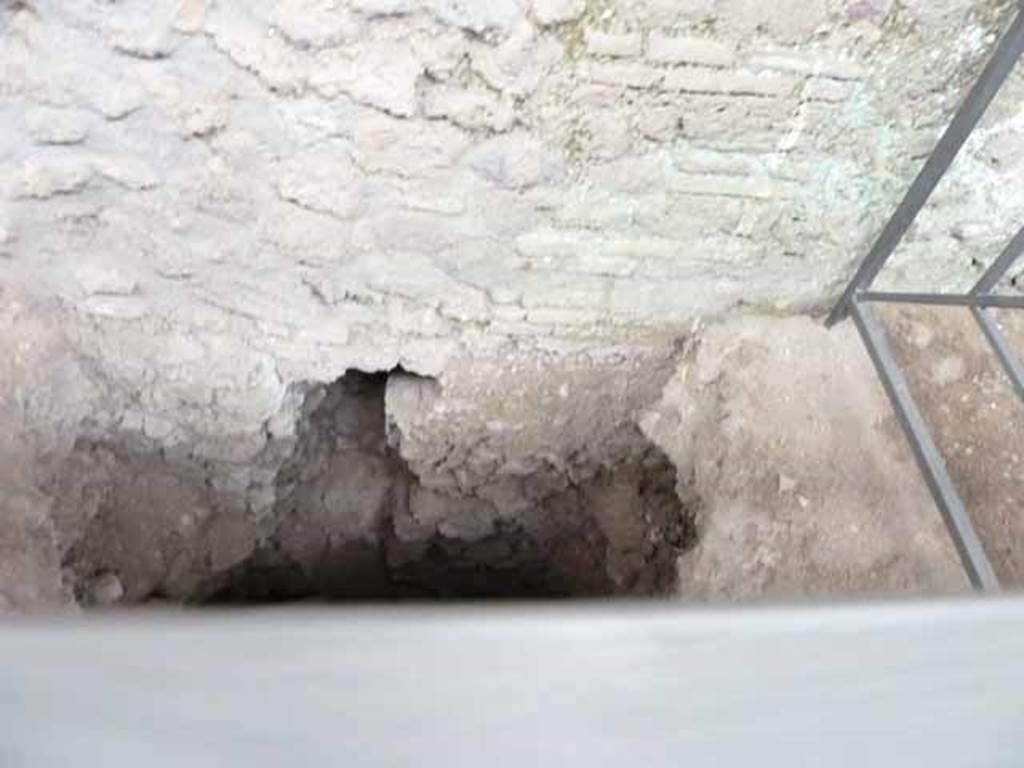 Unnamed Vicolo between IX.12 and IX.13. May 2010.  Exterior wall of IX.12 with drain.