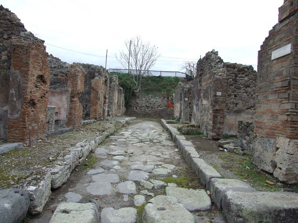 Unnamed vicolo between IX.6 and IX.7. December 2007. Looking east from the junction on Vicolo di Tesmo. 