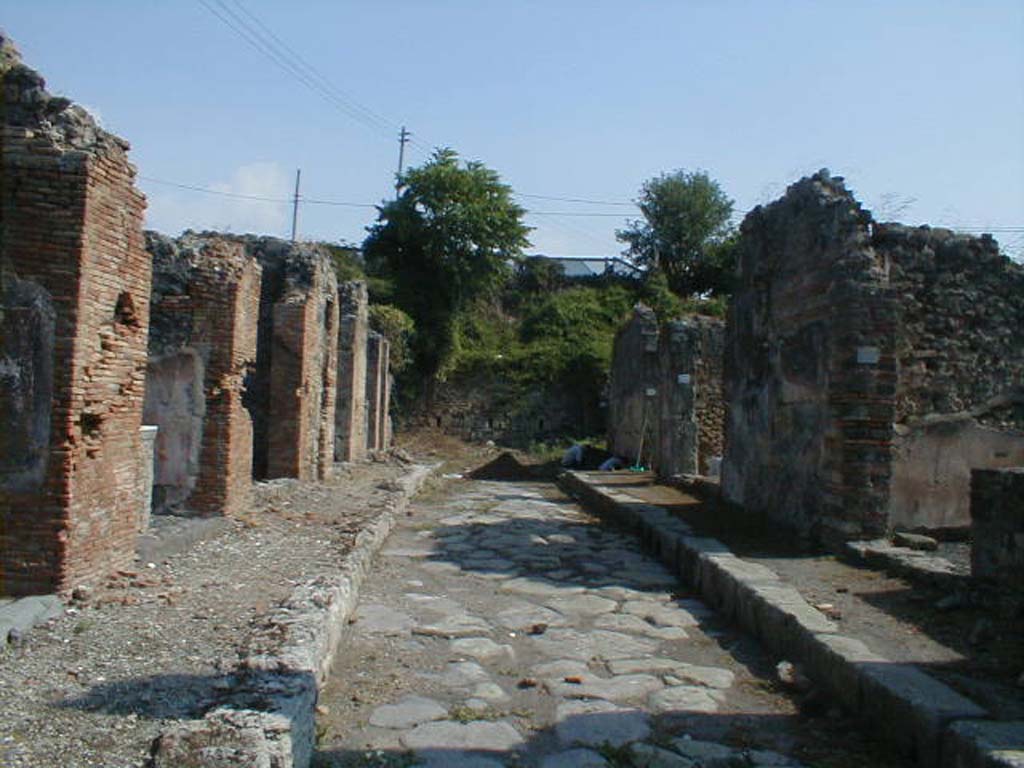 Unnamed vicolo between IX.6 and IX.7. September 2004. Looking east from the junction with Vicolo di Tesmo. 