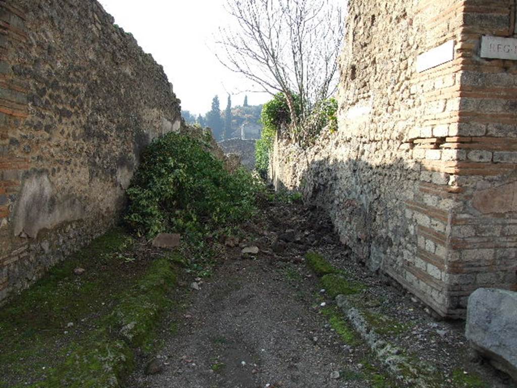 Unnamed vicolo between I.2 and I.3. Looking west from the junction with Vicolo del Citarista. December 2006.