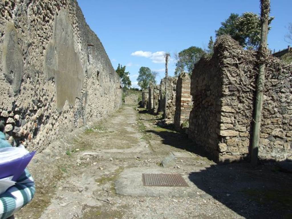 Unnamed vicolo. Looking east from the junction. March 2009.