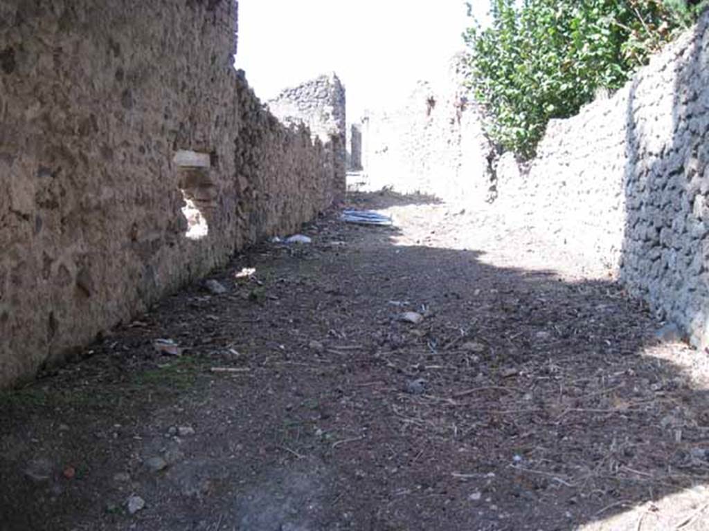 Unnamed vicolo between I.5 and I.1. September 2010. I.1 on left and I.5 right. Looking north along unnamed vicolo towards Vicolo del Conciapelle. Photo courtesy of Drew Baker.