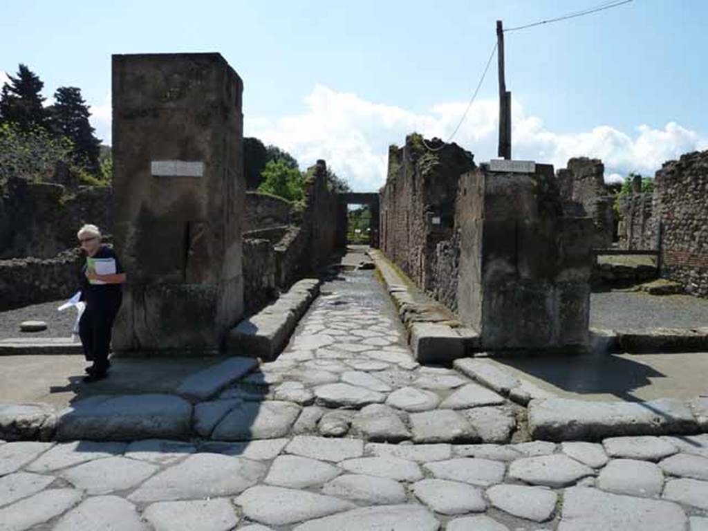 Via dell�Abbondanza, south side. May 2010. Junction with unnamed vicolo between both sides of VIII.5