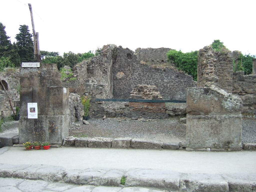 Unnamed vicolo, on the left of VIII.5.11 on the south side of Via dell�Abbondanza. May 2006.