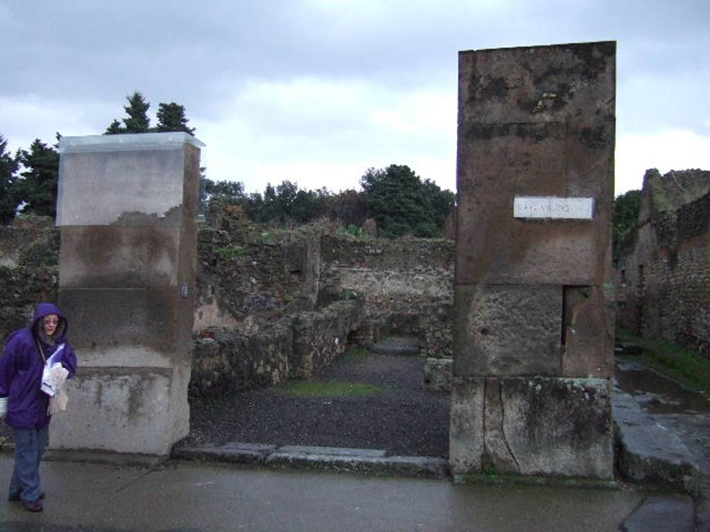 Via dell� Abbondanza. South side at VIII.5.19 with entrance to unnamed vicolo on the right. December 2005.