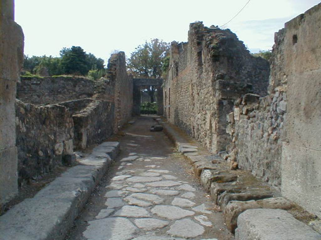 Unnamed vicolo between VIII.5.19 and VIII.5.11. Looking south from Via dell� Abbondanza. September 2004.
