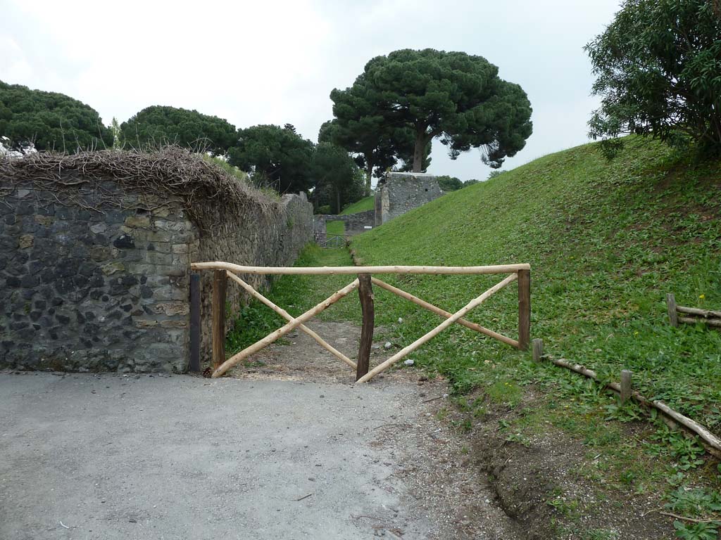 Unnamed Vicolo running west from Porta Nocera. May 2010. Looking east along I.20 to Porta Nocera.