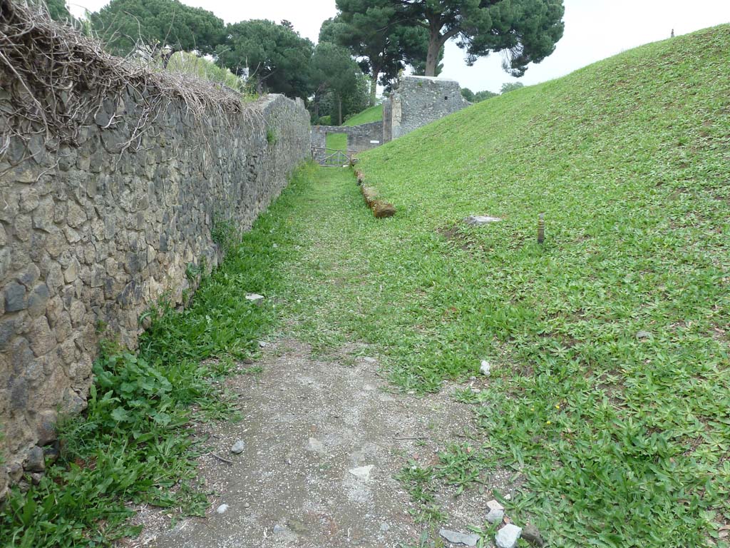 Unnamed Vicolo running west from Porta Nocera. May 2010. Looking west from junction with Vicolo dei Fuggiaschi.