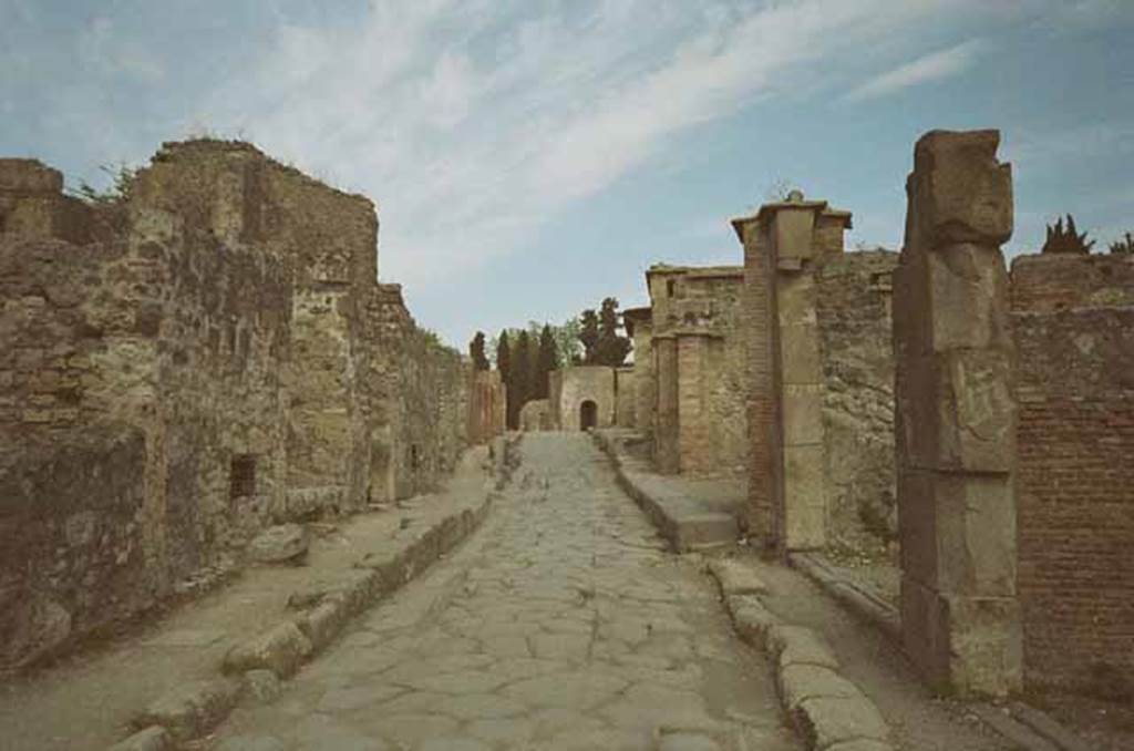 Via Consolare between VI.17 and VI.1. Looking north from junction with Vicolo di Narciso. September 2004.