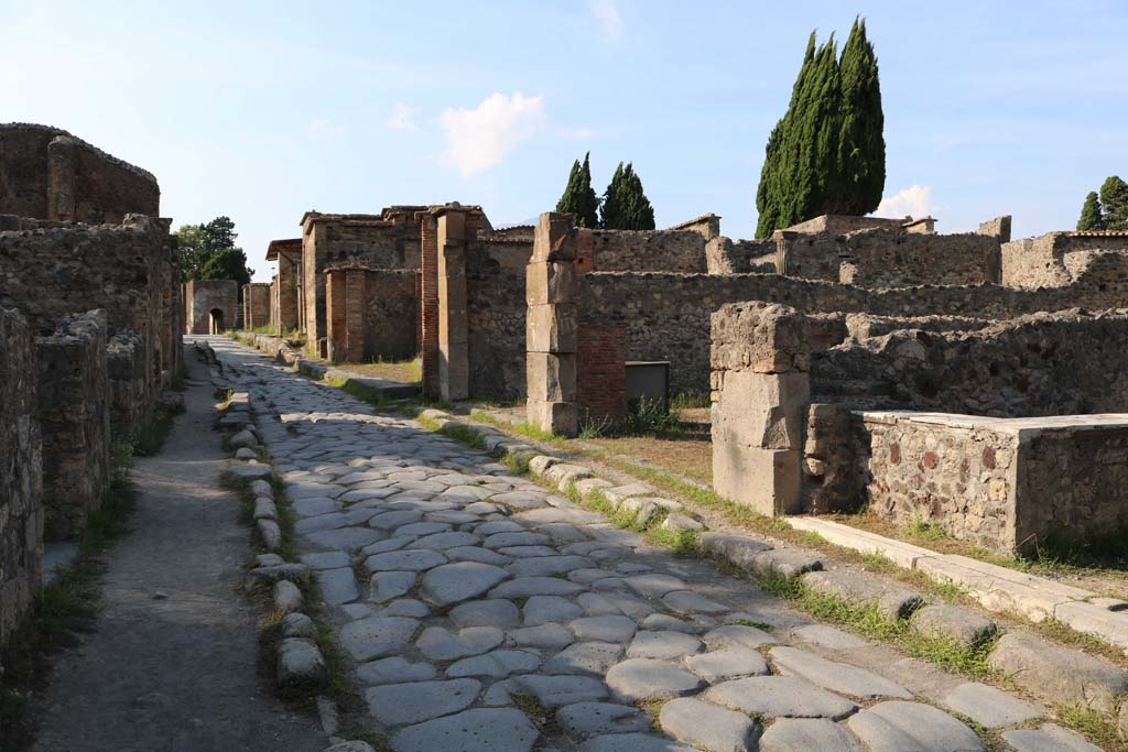 Via Consolare (on left) and Vicolo di Narciso. Looking north from junction between VI.1 and VI.2. September 2004.