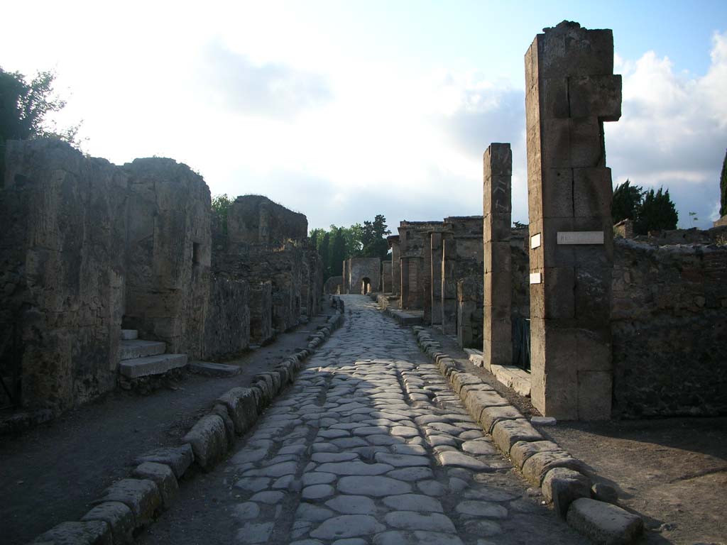 Via Consolare. Looking east  into Vicolo di Mercurio, between VI.2 and VI.3. May 2005.
