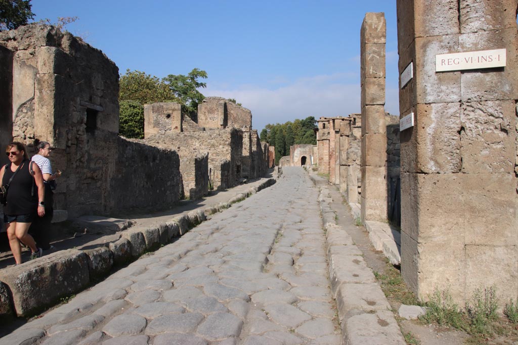 North corner of Via Consolare and Vicolo di Mercurio at VI.2.1. Looking east. December 2007. 