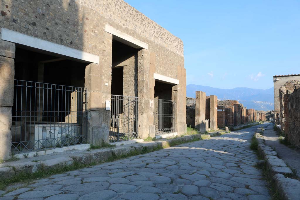 Via Consolare, Pompeii. December 2018.
Looking south between VI.2 and VI.17, with VI.2.5/4/3, on left. Photo courtesy of Aude Durand.