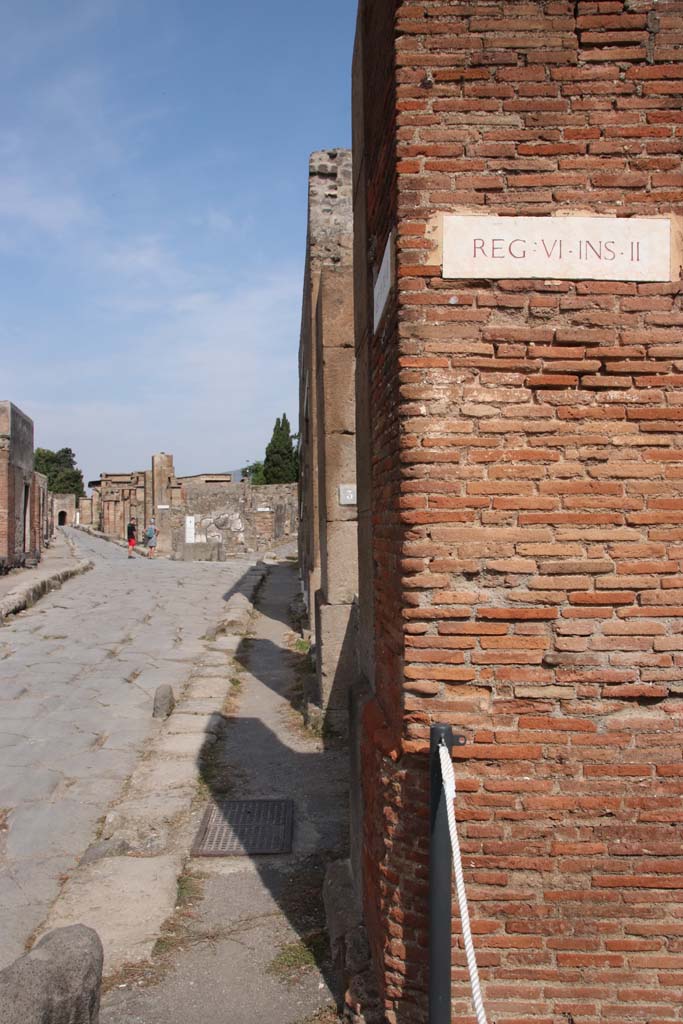 North corner of east side of Via Consolare, on left, and Vicolo di Mercurio at VI.2.1, on right.
September 2021. Looking north on Via Consolare. Photo courtesy of Klaus Heese.