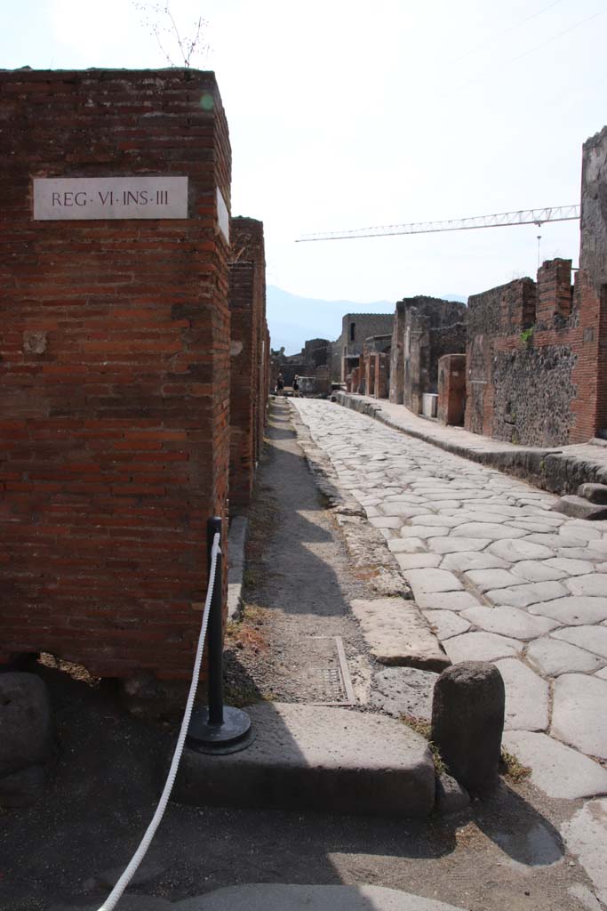 Via Consolare, Pompeii. September 2021.
Looking south from junction with Vicolo di Mercurio, at VI.III.1. Photo courtesy of Klaus Heese.