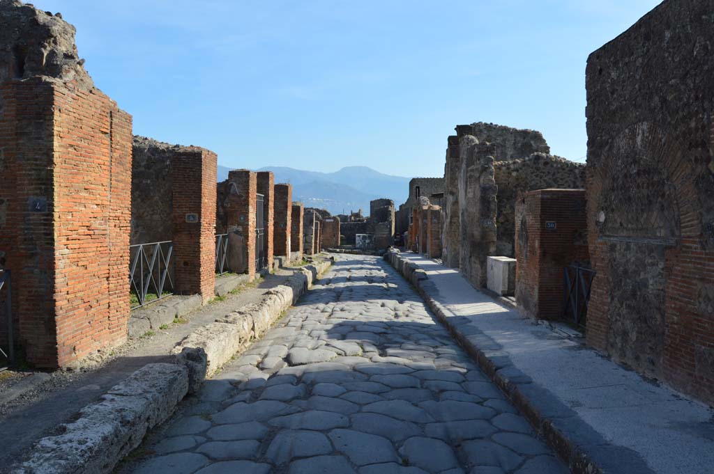 Via Consolare, Pompeii, October 2017.
Looking south from between VI.3.4 on left, and VI.17.30, on right.
Foto Taylor Lauritsen, ERC Grant 681269 DÉCOR.