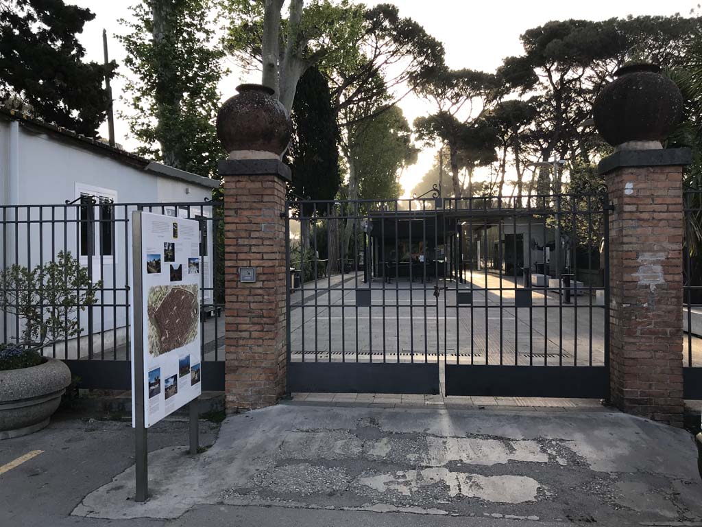 Piazza Porta Marina Inferiore. June 2010. Path going east from entrance. Photo courtesy of Rick Bauer.
