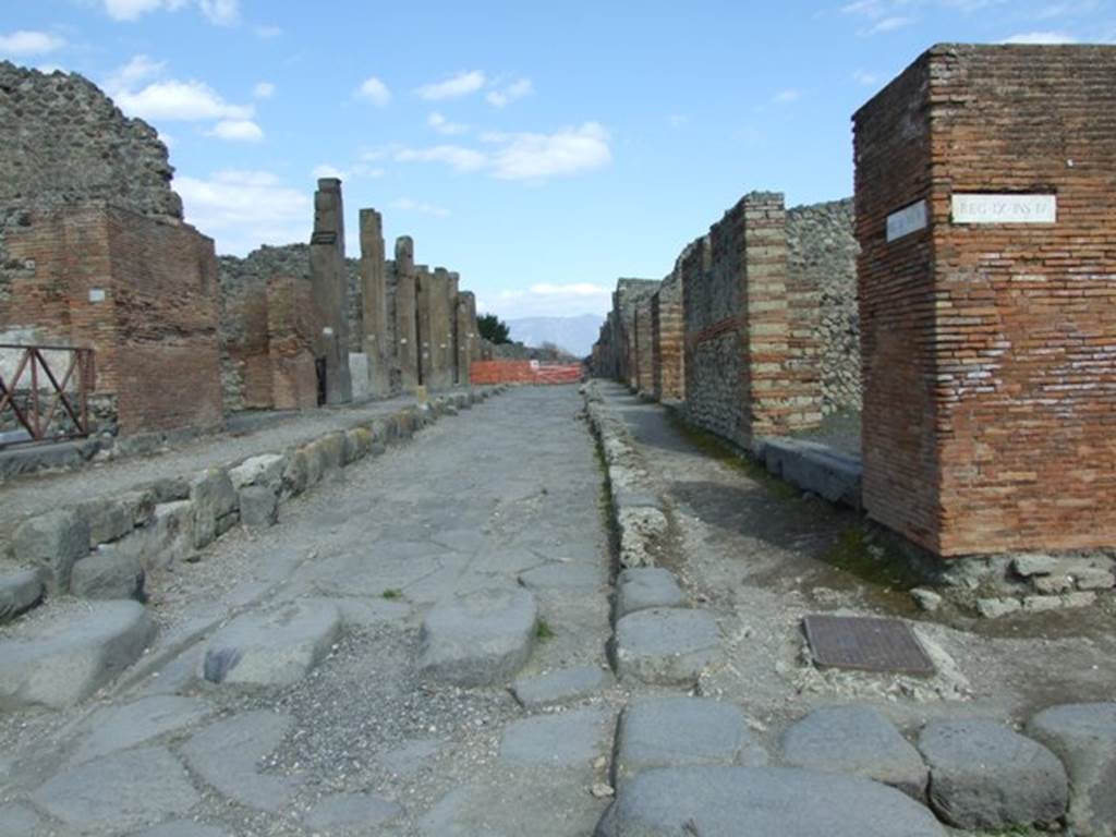 Via di Nola between V.1 and IX.4. March 2009. Looking east from the crossroads with Via Stabiana. 