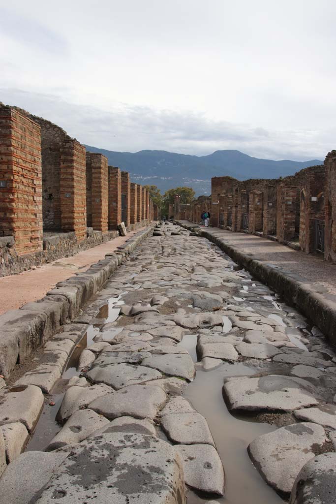 Via Stabiana between IX.4 and VII.3. October 2020. 
Looking south from the crossroads, during the year of the pandemic. Photo courtesy of Klaus Heese.

