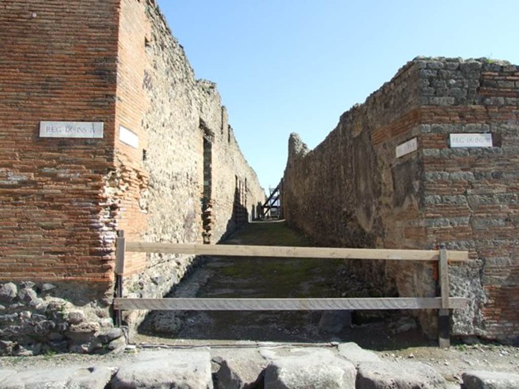 Via Stabiana between IX.4 and IX.3. March 2009. Looking east along unnamed vicolo. 