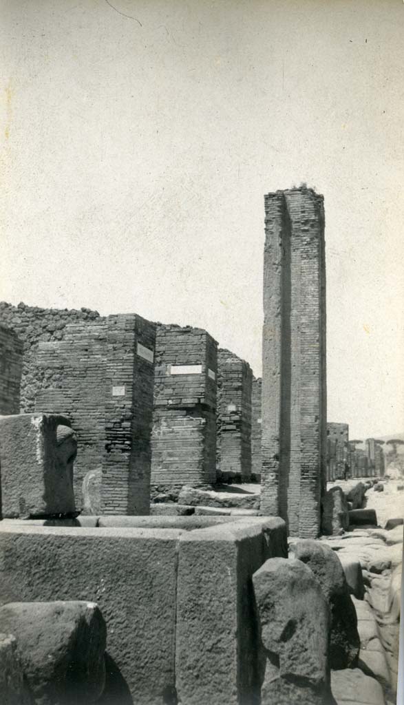 Via Stabiana, west side, 1933. Looking north from fountain at VII.1.32 towards water tower at beginning of Via degli Augustali.
Photo by Esther Boise Van Deman (c) American Academy in Rome. VD_Archive_Ph_222.
And Fountain at VII.1.32/33.


