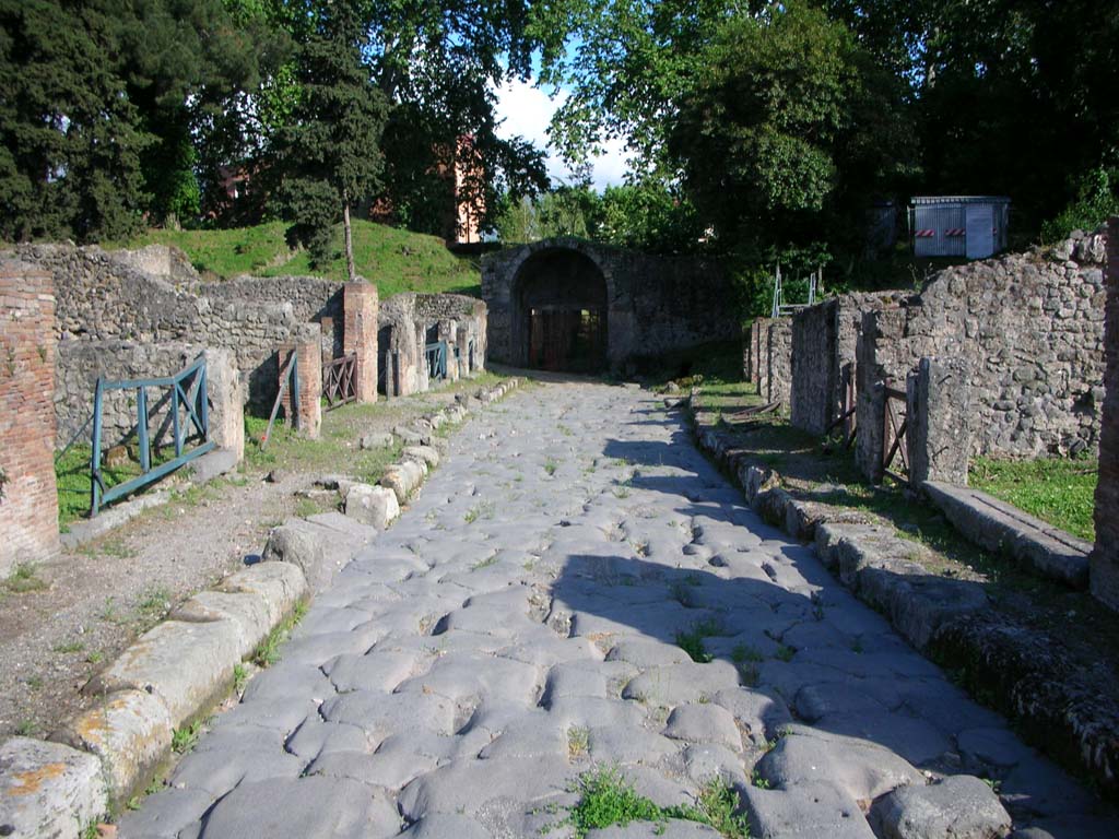 Via Stabiana between VIII.7 and I.1. Looking north from the Stabian Gate. September 2010.
Photo courtesy of Drew Baker.