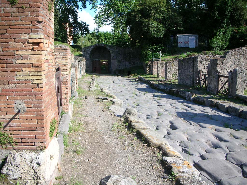 Via Stabiana between VIII.7 and I.1.  Looking north from the Stabian Gate. September 2005.
