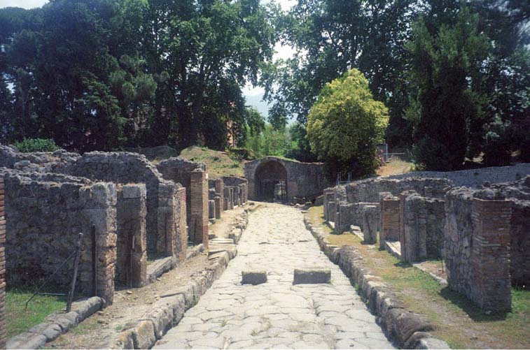 Via Stabiana. September 2010. Looking north through the Stabian Gate from outside the city walls. Photo courtesy of Drew Baker.