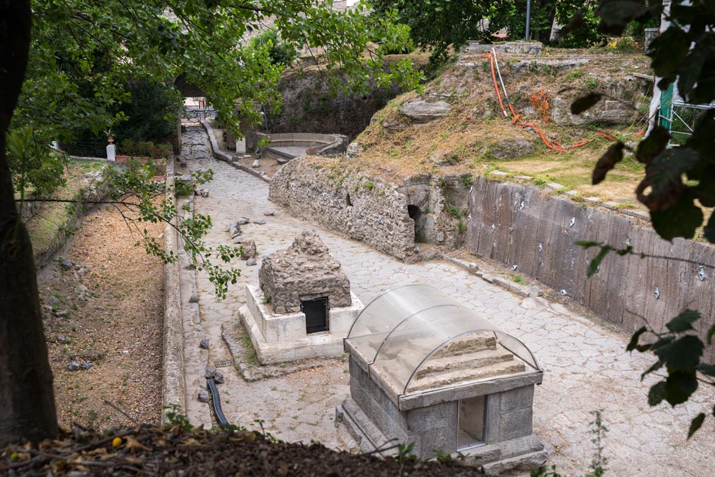 Via Stabiana, Pompeii. July 2021.
Looking north towards Stabian Gate along continuation of Via Stabia outside of city walls, from tombs SG4 and SG5 Pompeii.
Photo courtesy of Johannes Eber.