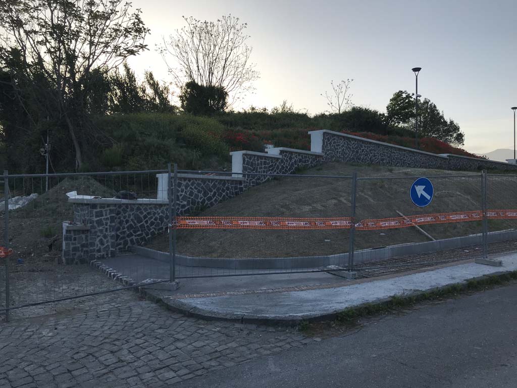 Via Villa dei Misteri. May 2010. Looking north from outside the Porta Marina entrance to Pompeii. The station is the red building at the end on the left.