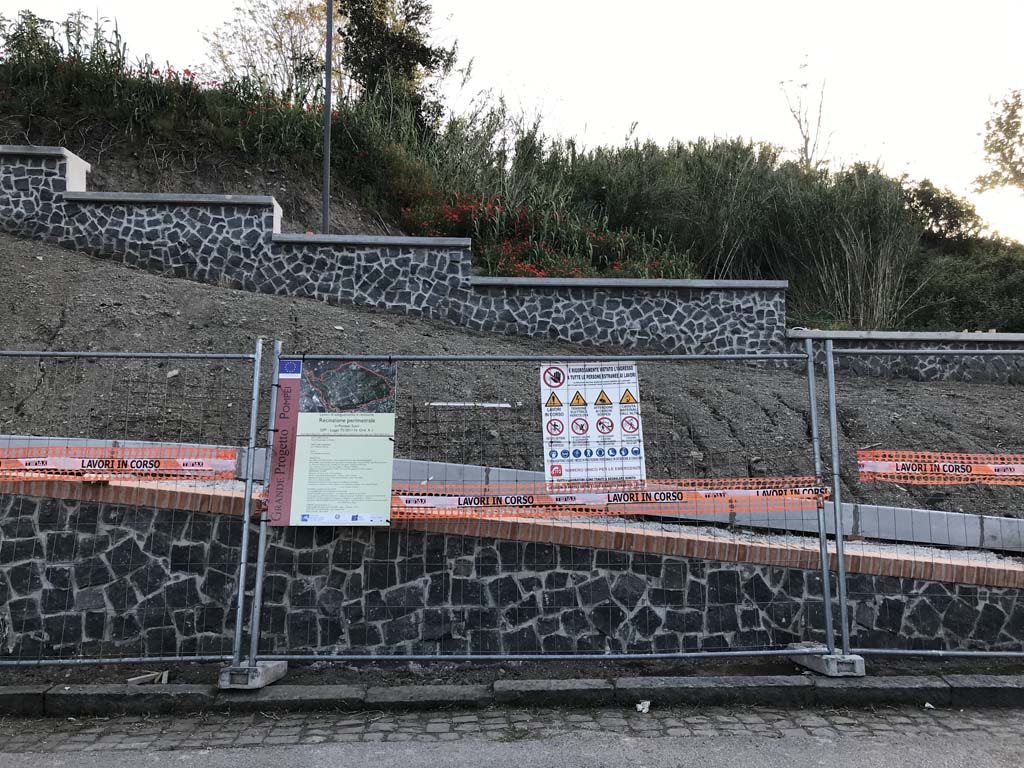 Via Villa dei Misteri. May 2010. Porta Marina entrance to the Scavi di Pompei. The information booth can be seen through the entrance. The ticket office booths are round to the left. Photo courtesy of Rick Bauer.