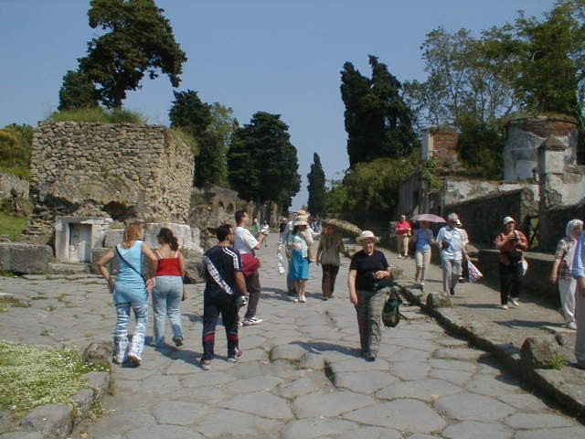 Via dei Sepolcri. East side. Looking north. Colonnade on unnamed vicolo which may possibly have led to the front of the Villa of Mysteries. May 2006.