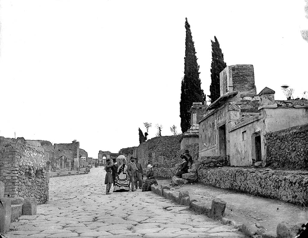 Via dei Sepolcri. East side. Colonnade on unnamed vicolo looking south. May 2006.