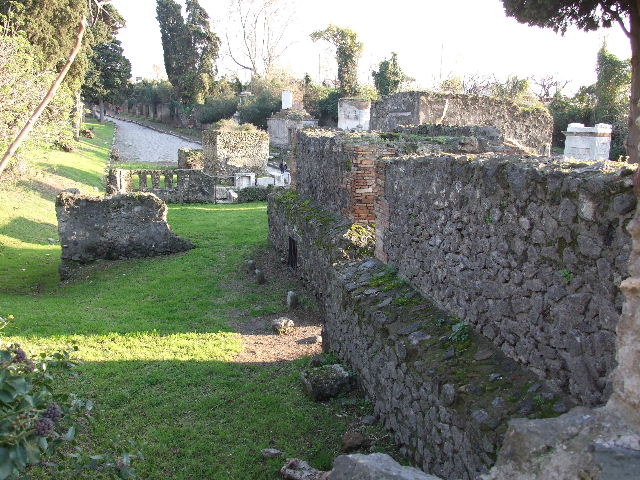 Via dei Sepolcri. East side. Colonnade on unnamed vicolo looking south. May 2006.