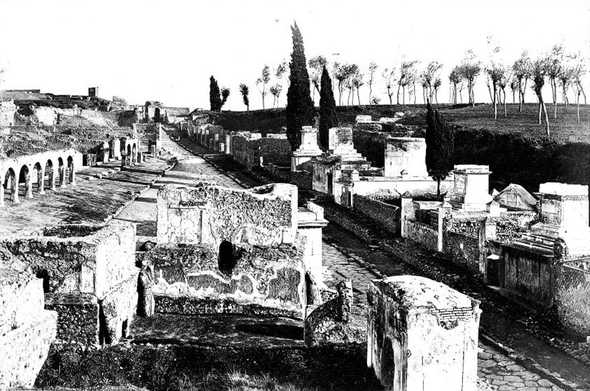 Via dei Sepolcri. Old postcard. Remains of covered colonnade. Photo courtesy of Drew Baker.