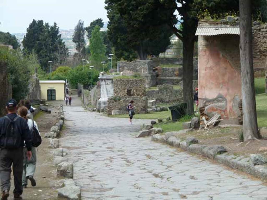 Via dei Sepolcri, May 2010. Looking north from near HGW08.