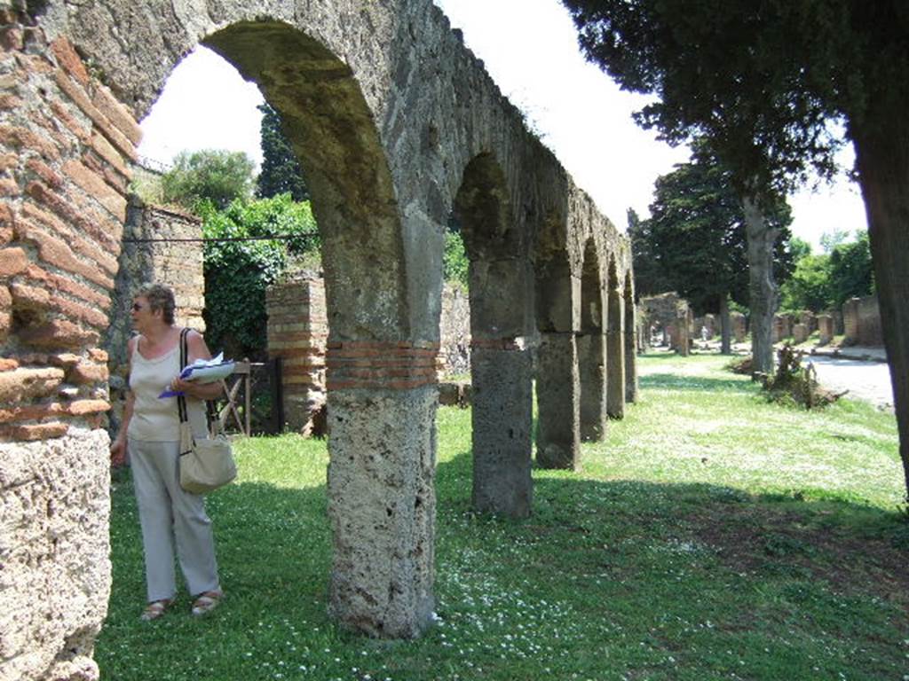 Via dei Sepolcri. East side. Colonnade on unnamed vicolo looking south. May 2006.